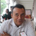 Con aumento de temperaturas no se descartan apagones en todo el país, Veracruz no será la excepción   Yhadira Paredes   Xalapa, Ver.- El vocero del movimiento a favor de la reclasificación de tarifas eléctricas en Veracruz, Jorge Morales Barradas, no descartó que con el incremento de las temperaturas, se presenten apagones en todo el país, pues las deficiencias en la red de distribución pueden colapsar con la demanda de energía eléctrica.   En entrevista, alertó que durante la temporada de calor se incrementa el consumo de energía en las casas, lo que genera una sobrecarga en el sistema eléctrico nacional.   “Se evidencian las fallas en el sistema eléctrico nacional, por parte de la Comisión Federal de Electricidad y la evidencia es cuando aumentan las temperaturas del medio ambiente y nosotros como ciudadanos, tenemos que utilizar la energía eléctrica”.   En años anteriores se anunció una inversión importante en generación de energía, pero el problema persiste en la infraestructura de distribución, por lo que es necesario reforzar la capacidad instalada, particularmente a nivel local.  “Hay que mejorar la capacidad de los transformadores instalados en las comunidades, en los pueblos y ciudades para que se tenga mejor servicio”.